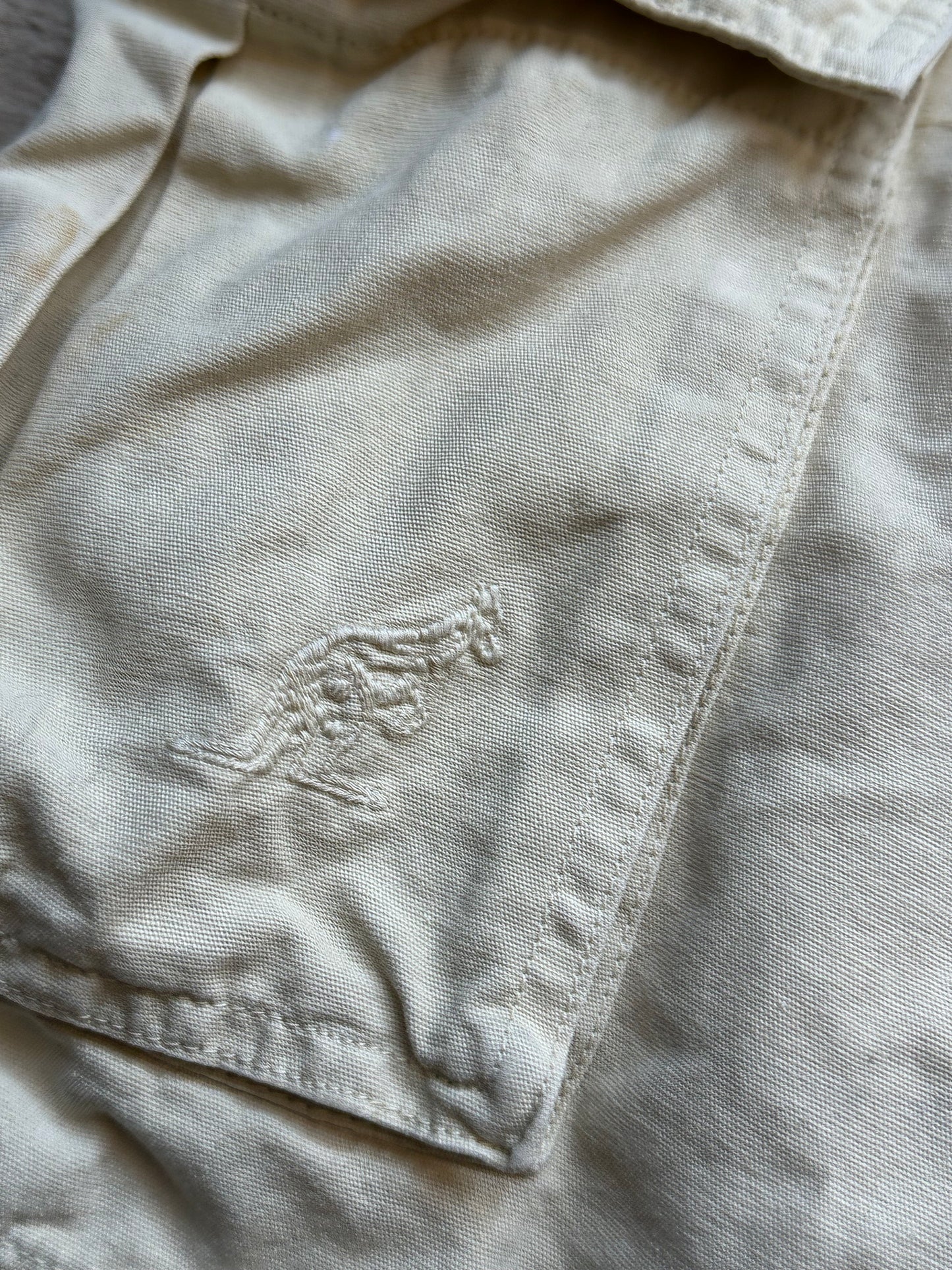 Vintage Y2K Australian cream cargo  shorts. 36” waist.