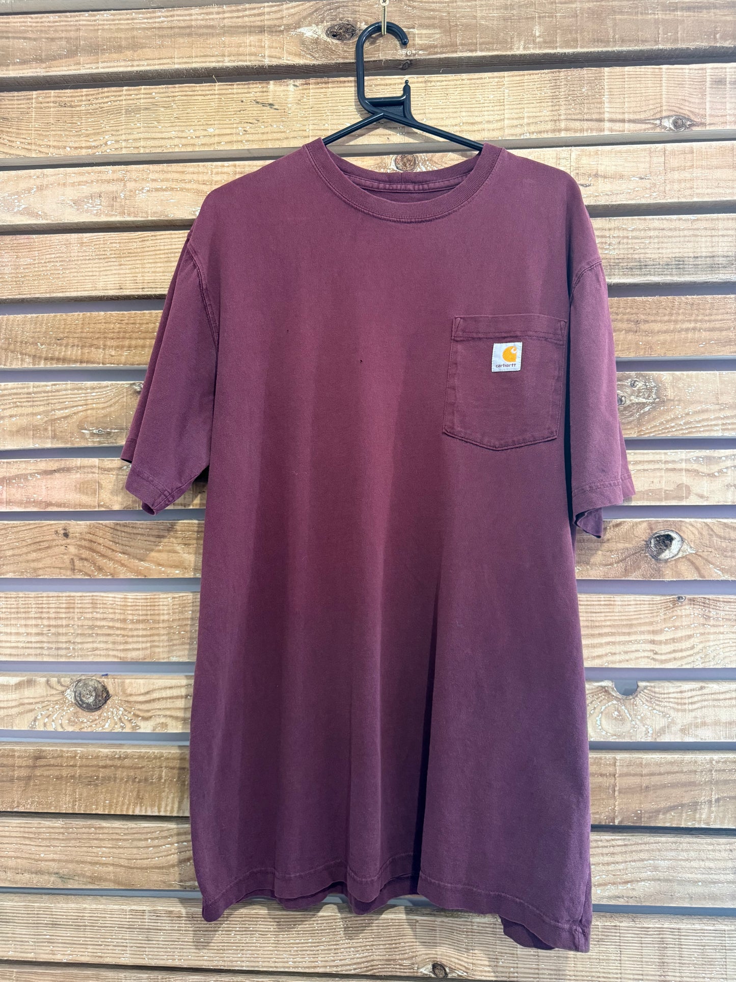 Carhartt logo pocket t-shirt. Burgundy. Workwear/ cowboy/ USA. Size Large.