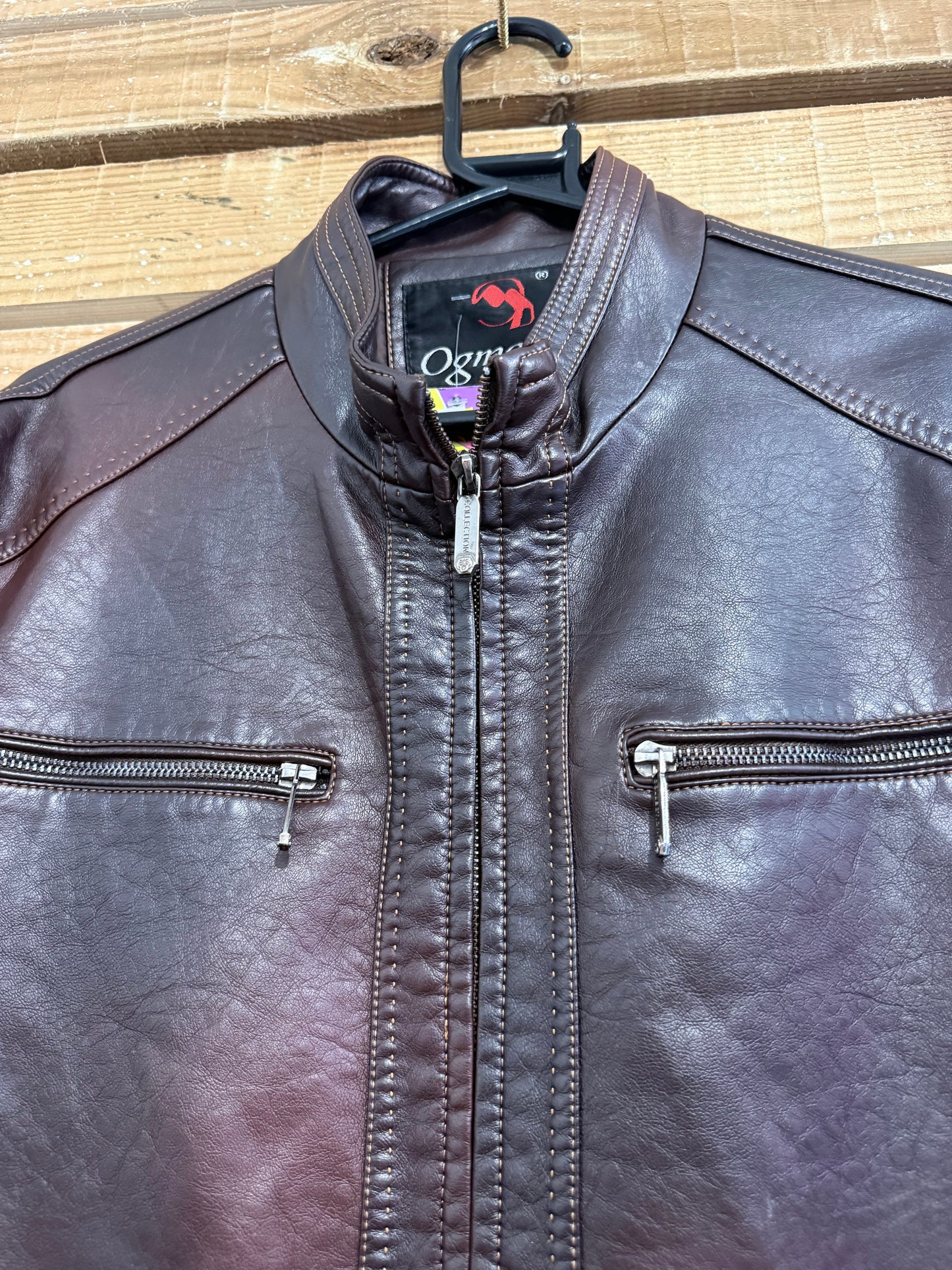 Vintage Y2K Brown leather bomber jacket. Size Medium.