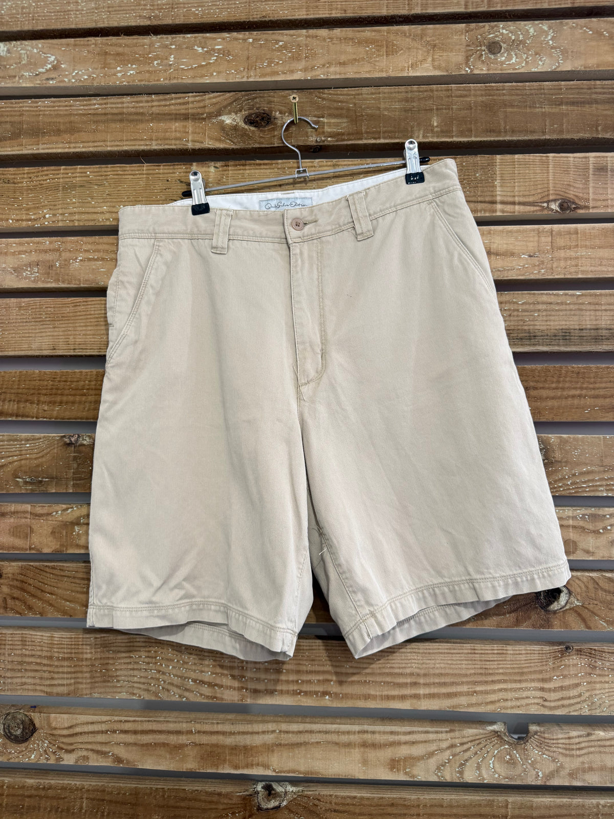 Vintage 90s Quiksilver chino cargo cotton shorts. 34” waist. Beige. Summer/holiday.