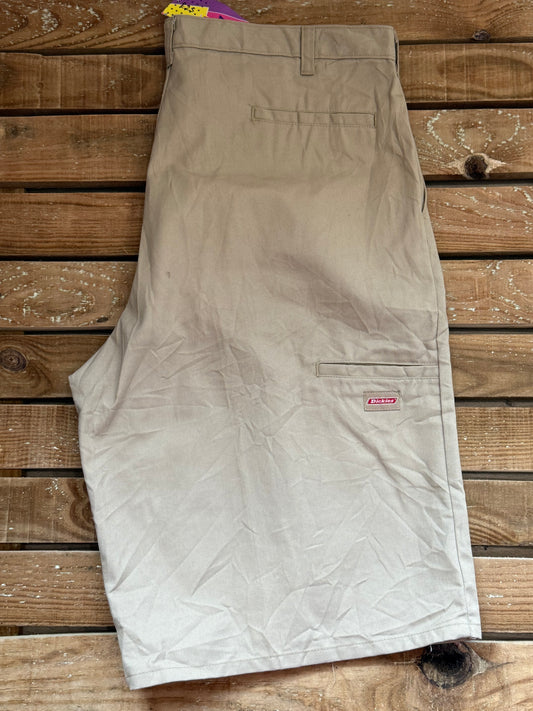 Vintage 90s Dickies beige shorts. Workwear. 40” waist