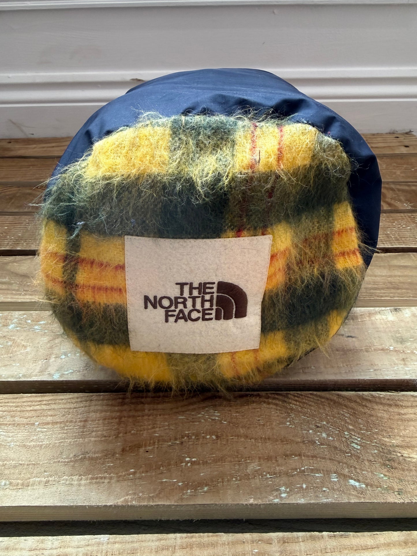 BNWT The North Face padded down scarf with bag. Checked yellow.