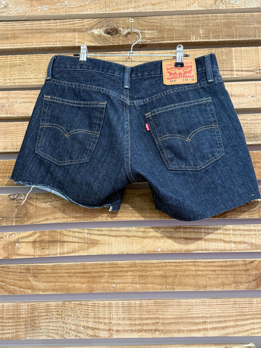 Vintage Y2K Levi’s denim dark wash blue shorts. 32” waist. Size 12.