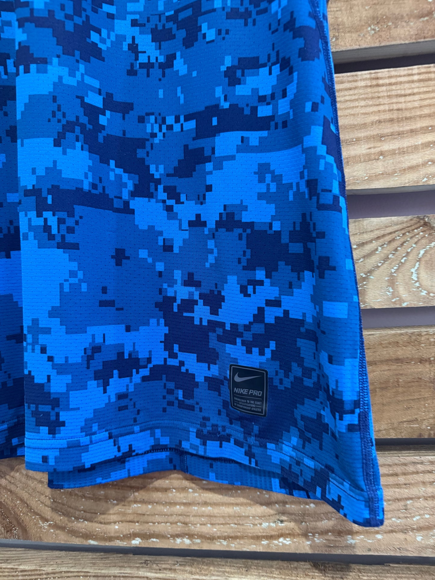 Nike Pro Hypercool Bitmap Camo T-shirt. Gym. Blue. Size Large.