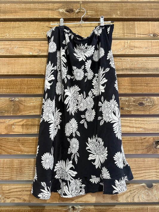 Vintage Y2K black and white floaty skirt. Summer. Size large.