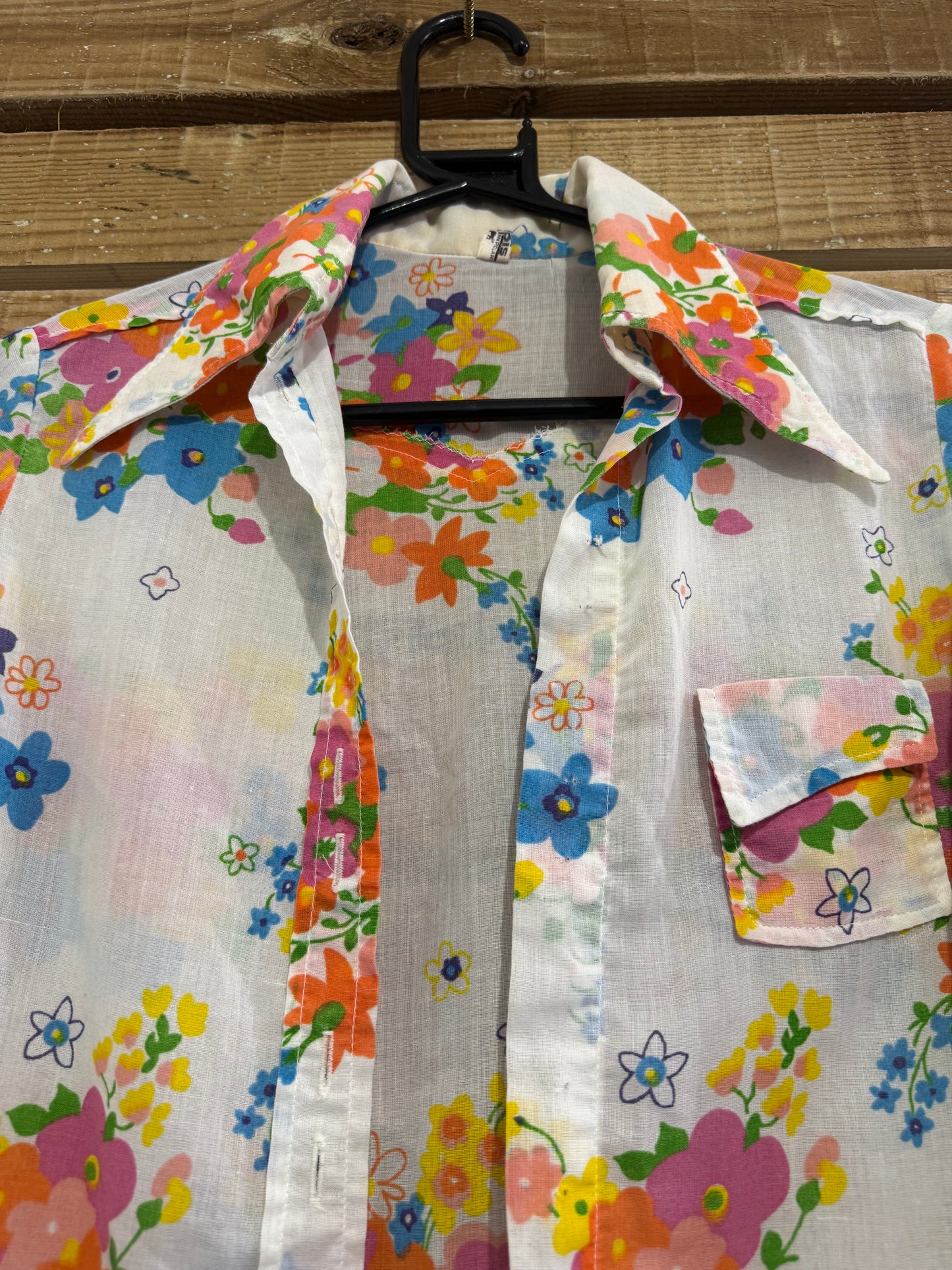 Vintage 70s floral cotton blouse/shirt. 36” bust. Size 10-12.