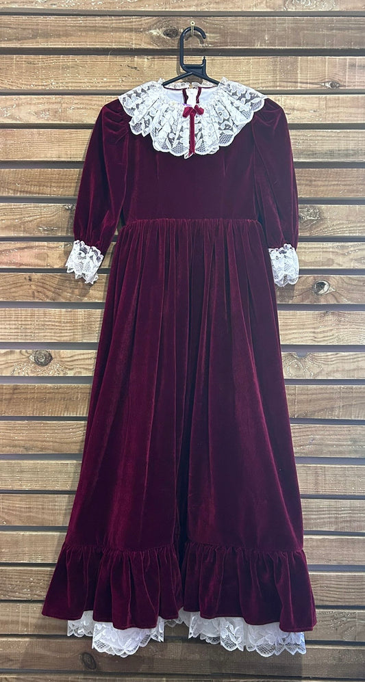 Vintage 70s Victorian velvet lace bib dress. Cottage core. Size 6
