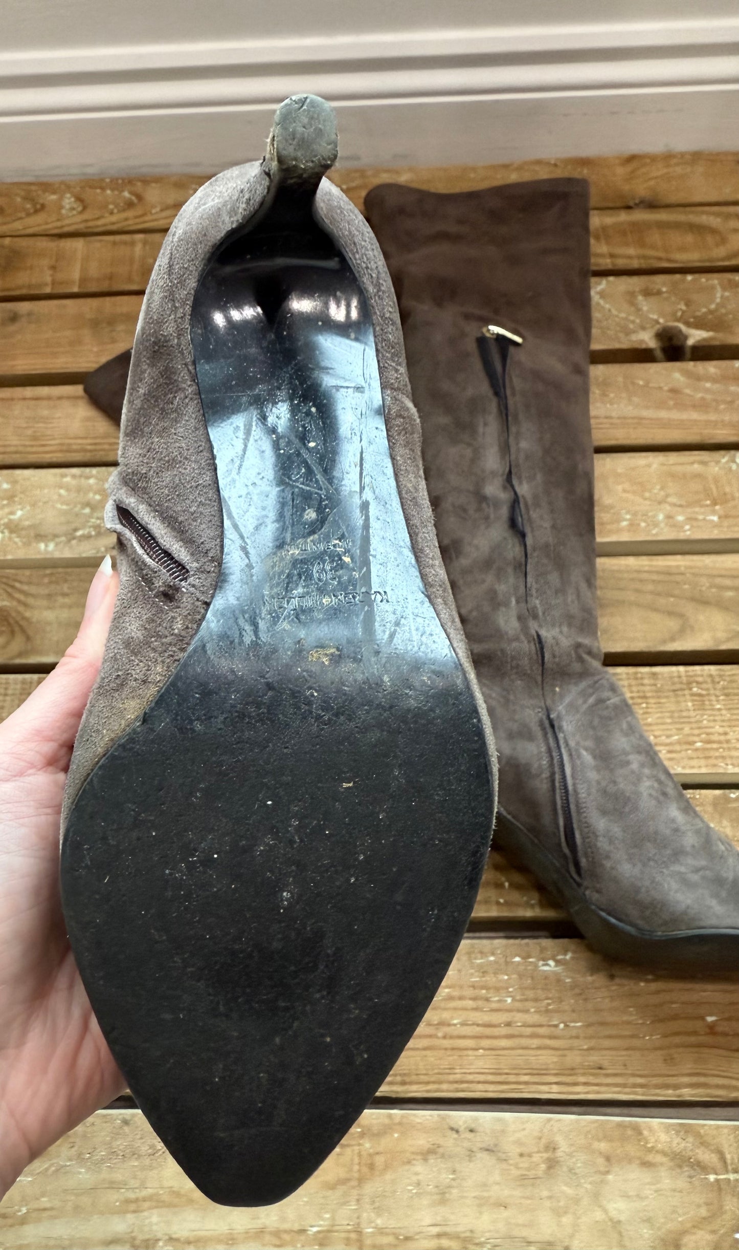 Karen Millen knee high suede heeled boots. Brown leather. Size UK6, EU39.