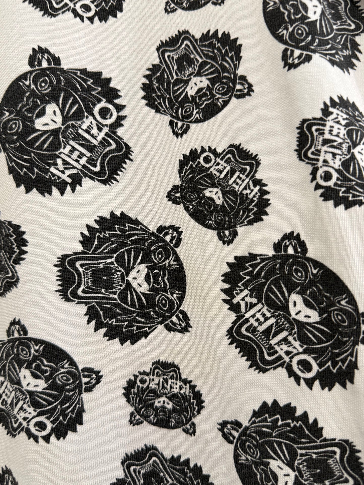 Vintage Y2K Kenzo tiger print motif T-shirt. Size Small.