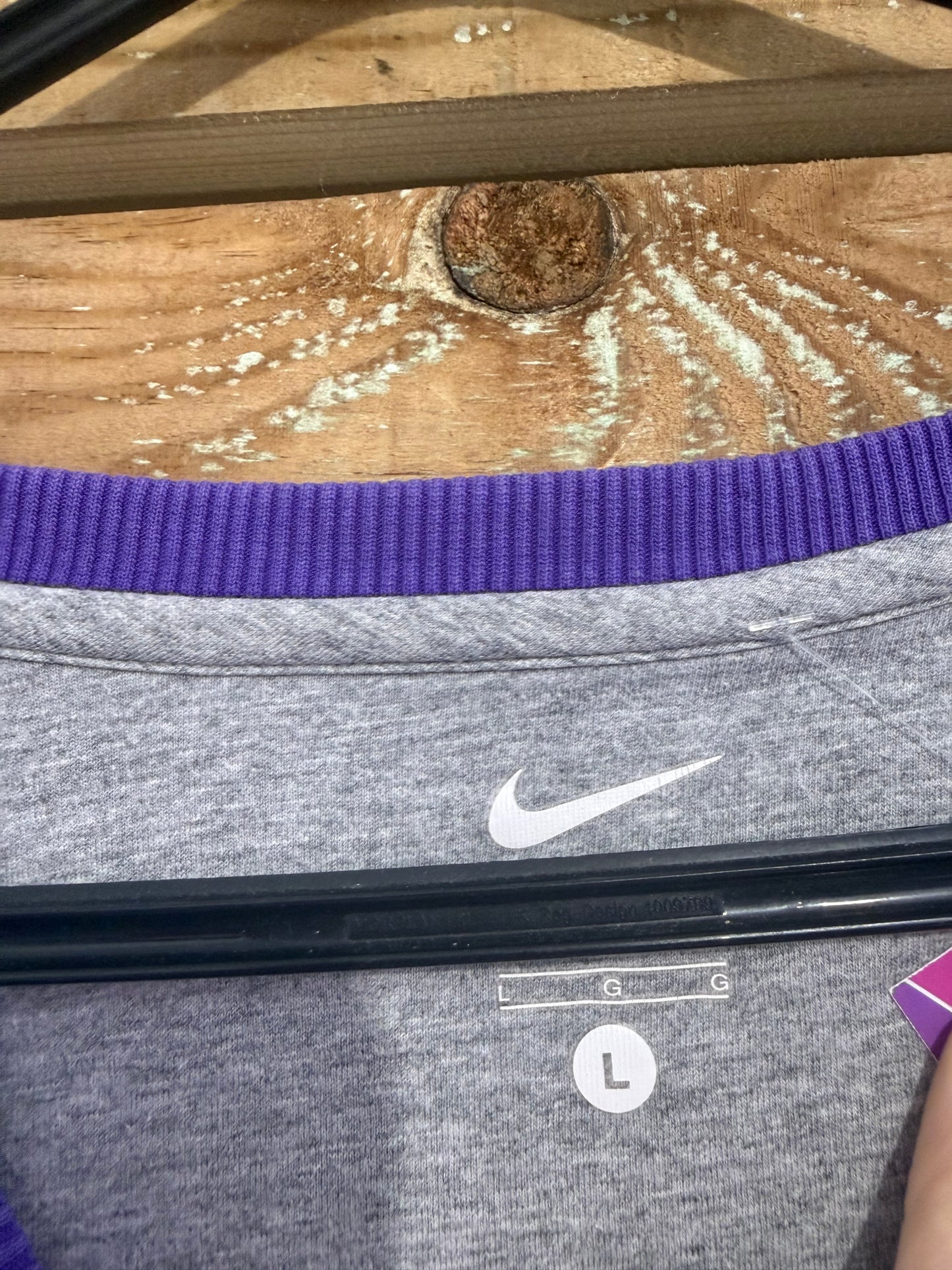 Vintage Y2K Nike logo sweater/ sweatshirt. Purple. Size Large.
