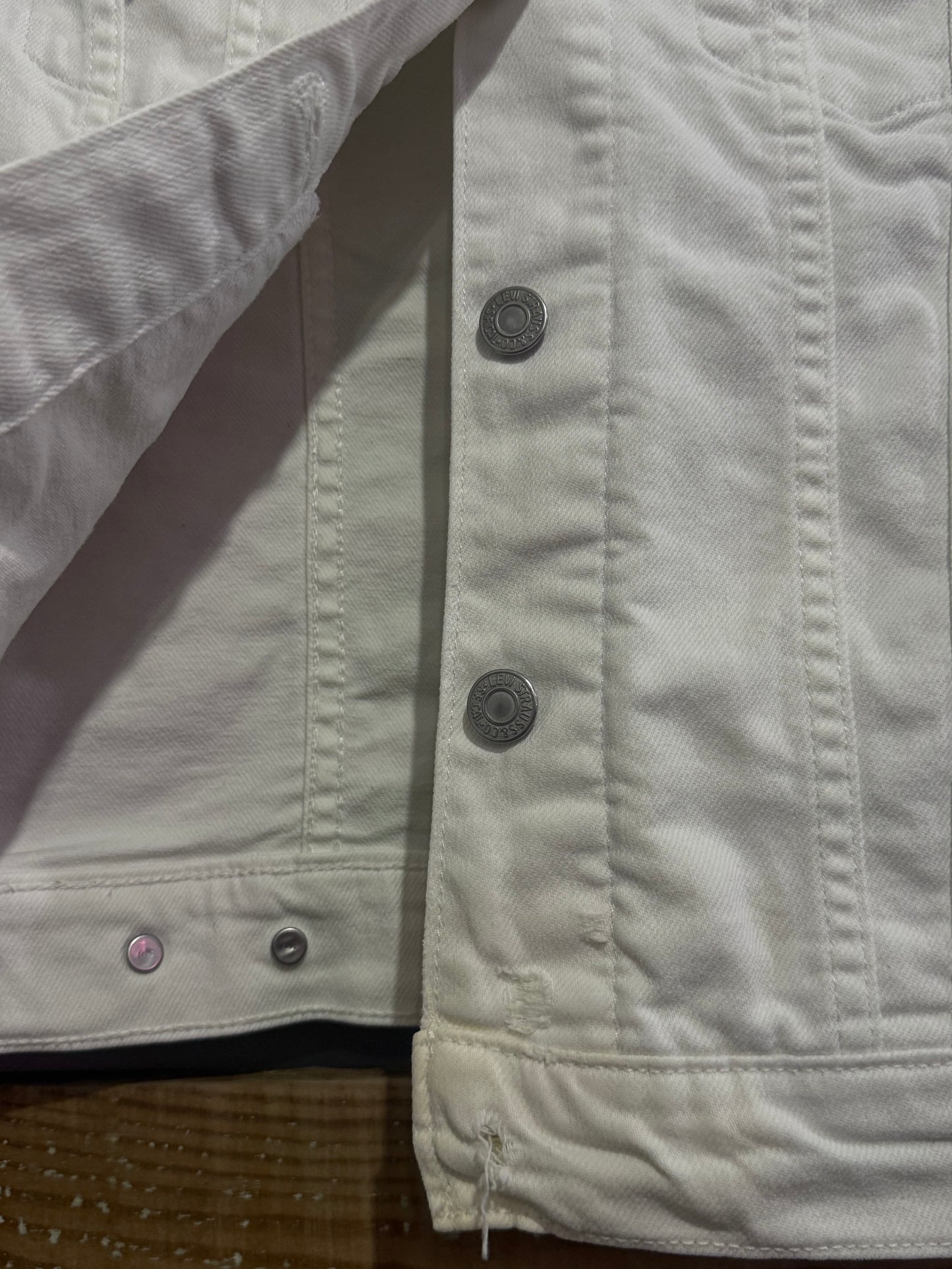 Vintage Y2K Levi’s white denim jacket. Size small