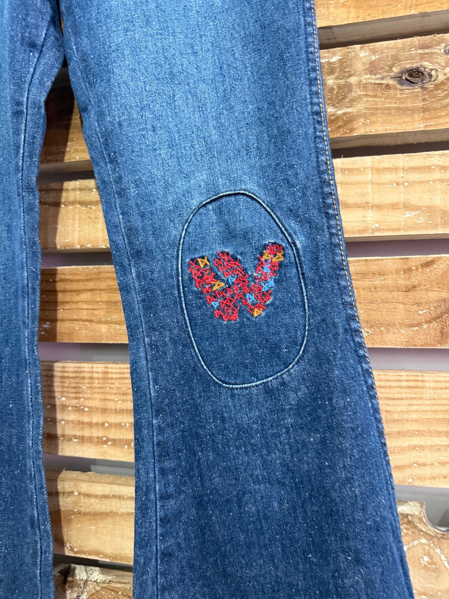Vintage 90s Wrangler embroidered flared jeans. 70s style. Size UK6, Waist 26”
