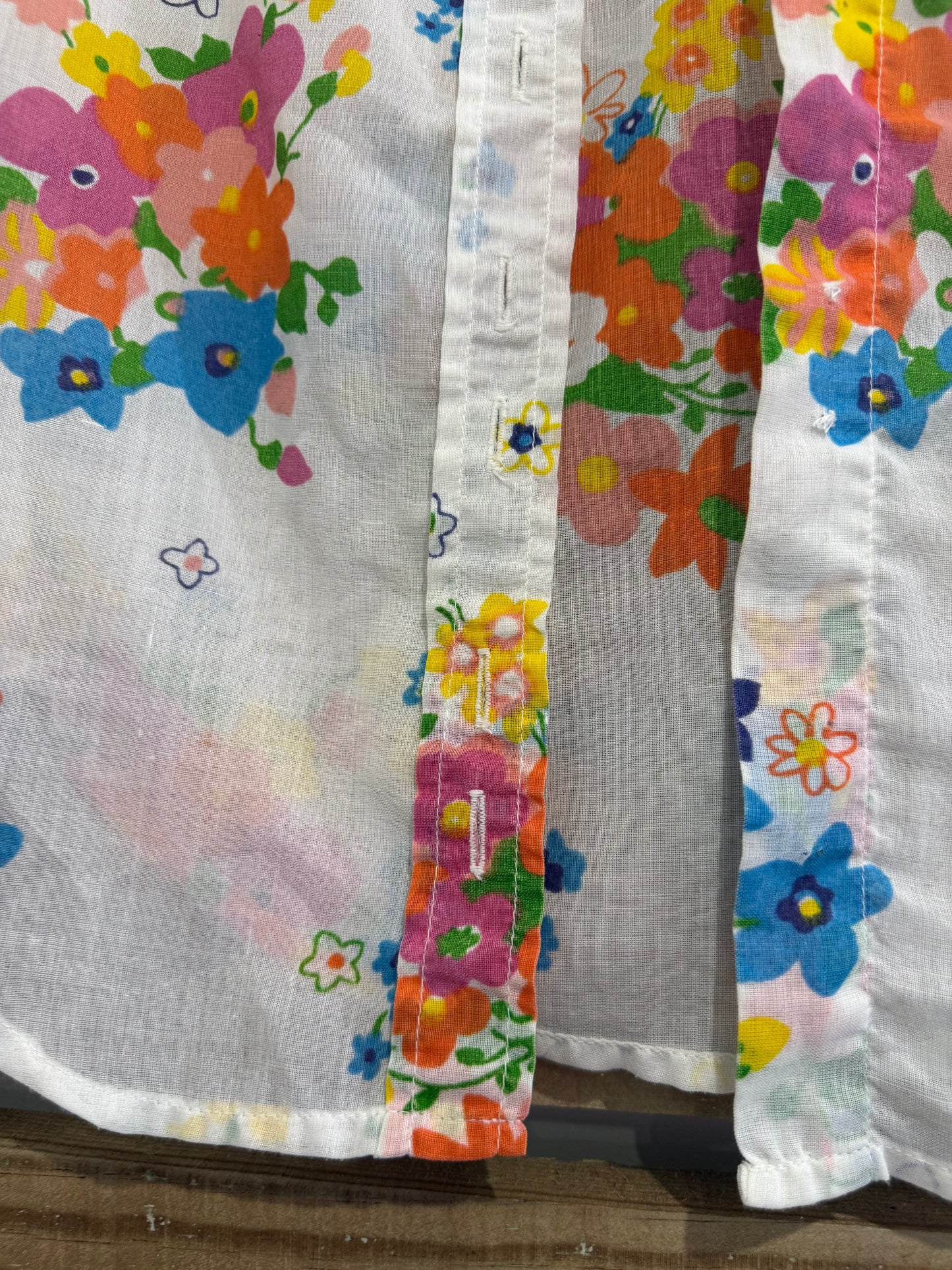 Vintage 70s floral cotton blouse/shirt. 36” bust. Size 10-12.