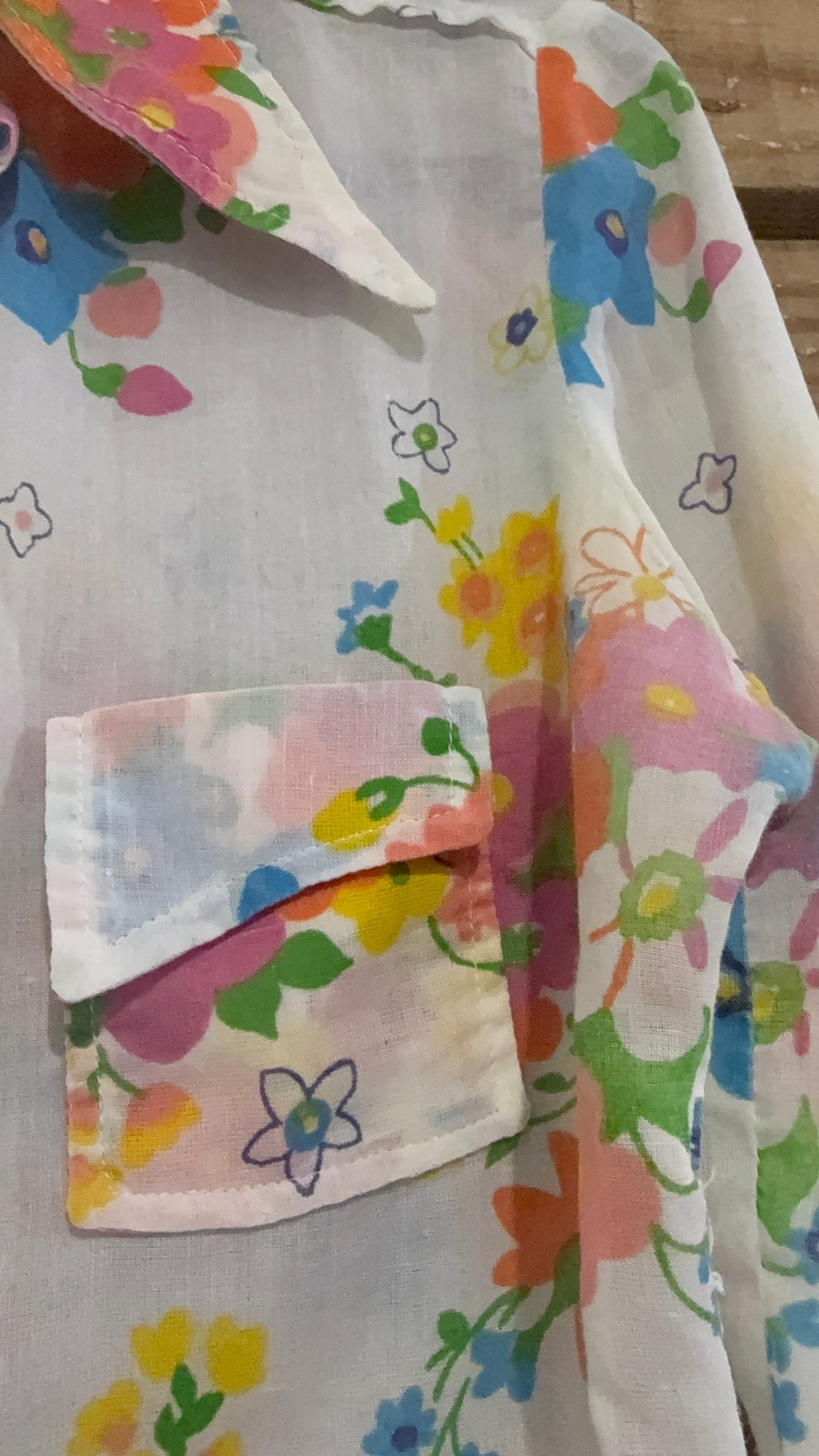 Vintage 70s floral cotton blouse/shirt. 36” bust. Size 10-12.