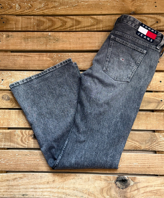 Vintage Y2K Tommy Hilfiger flared jeans. 34” waist, 31” leg