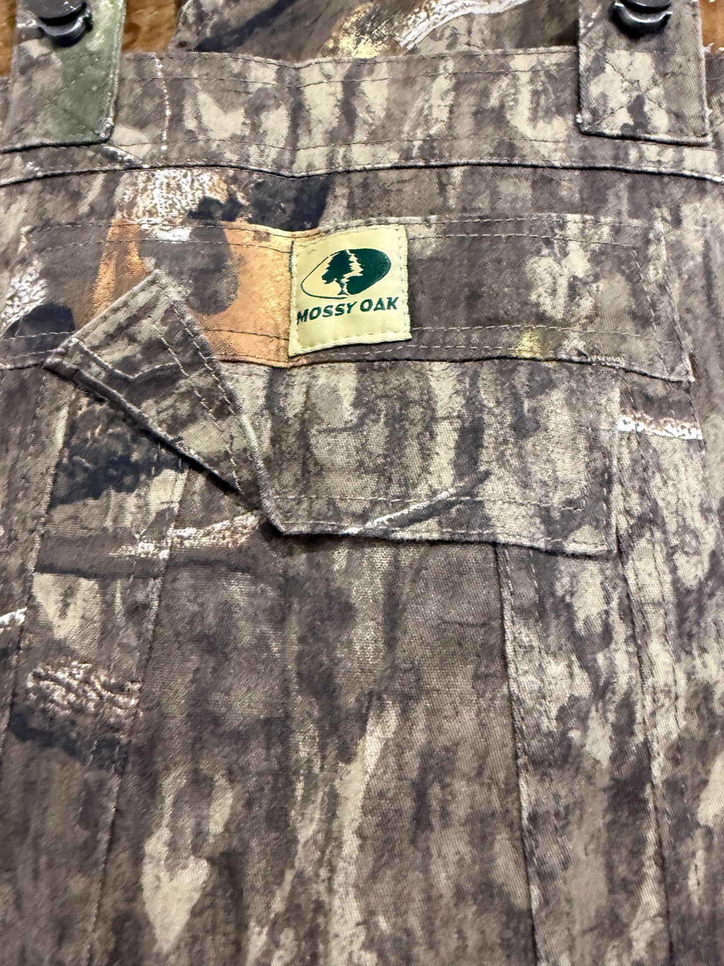 Mossy Oak Realtree Camo Bib overalls/ dungarees. Fishing/ hunting/ festival. Large. Deadstock