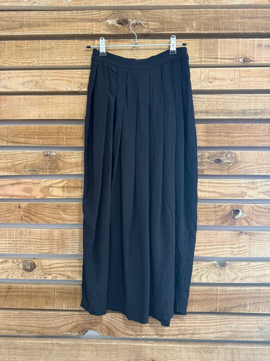 Max Mara pleated midi skirt. Black Waist 25” UK4/6