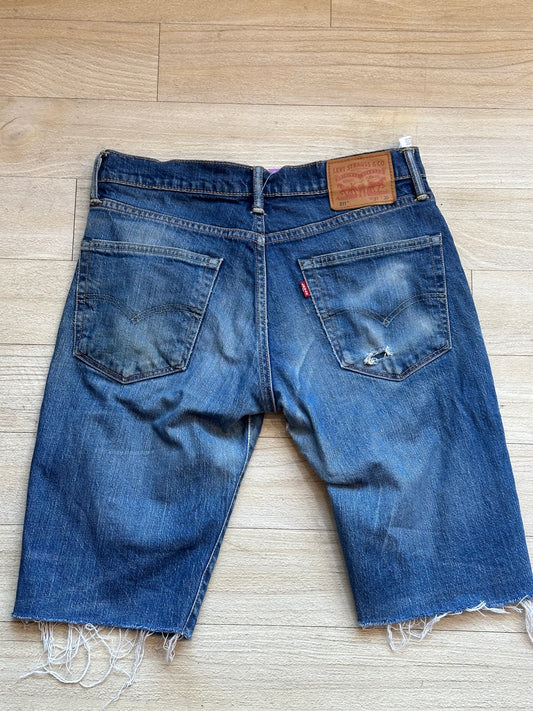 Vintage Y2K Levi’s denim mid wash blue shorts. 31”waist.