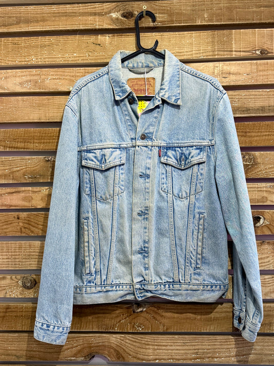Vintage 90s Levi’s light blue denim jacket. Size medium.