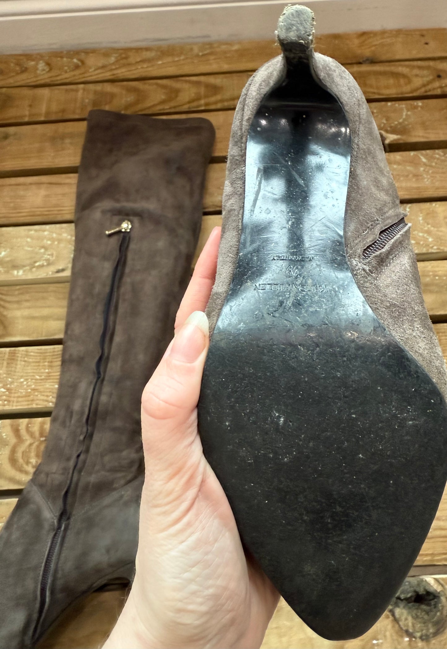 Karen Millen knee high suede heeled boots. Brown leather. Size UK6, EU39.