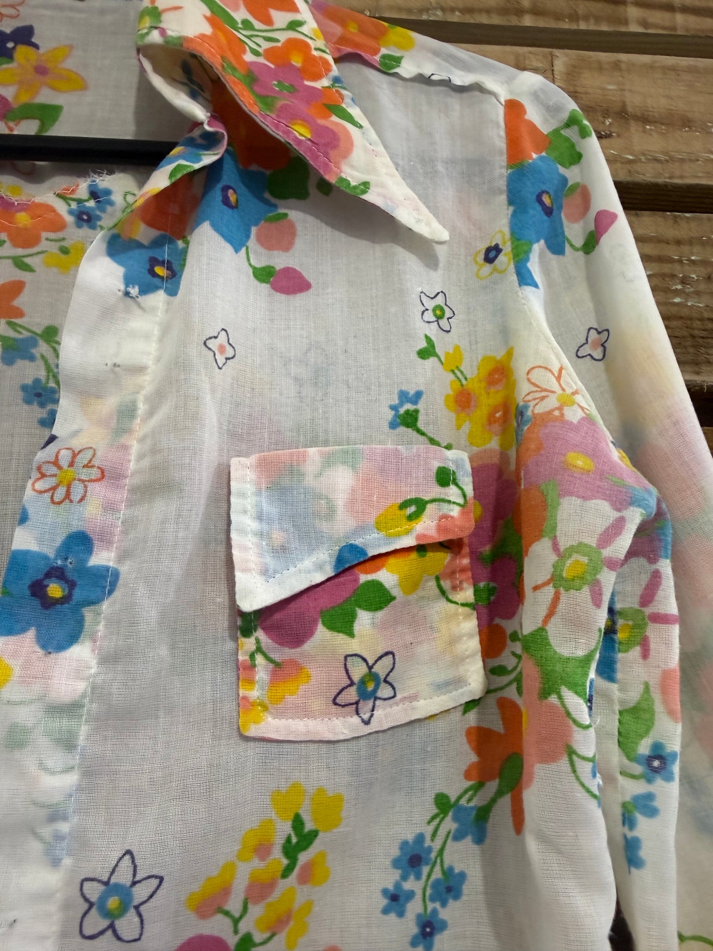 Vintage 70s floral cotton blouse/shirt. 36” bust. Size 10-12.