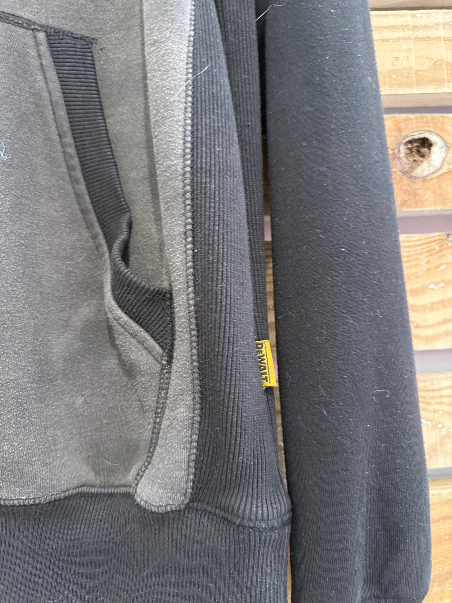 Vintage 90s Dewalt Spell-out hoodie. Hooded sweater. Black. Workwear. Size medium.