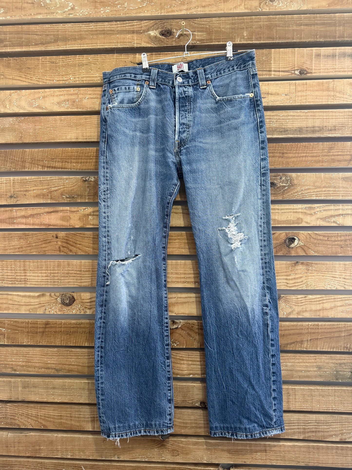 Vintage Y2K Levi’s 501 straight leg Jeans. Blue. Waist 34” leg 31”