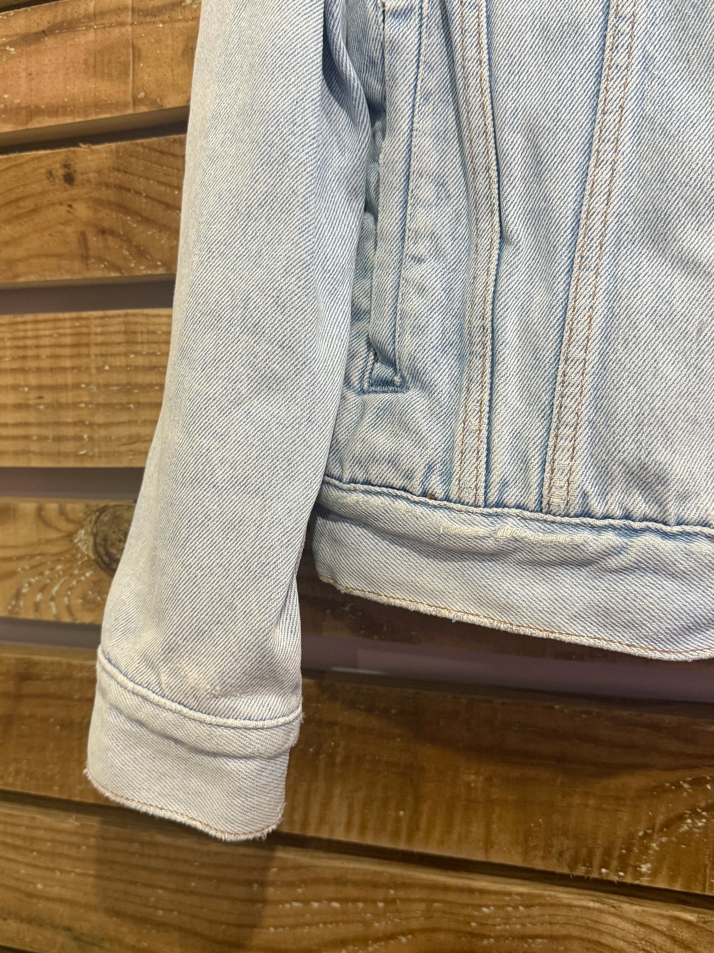 Vintage 80s Levi’s light blue denim jacket. Size medium.