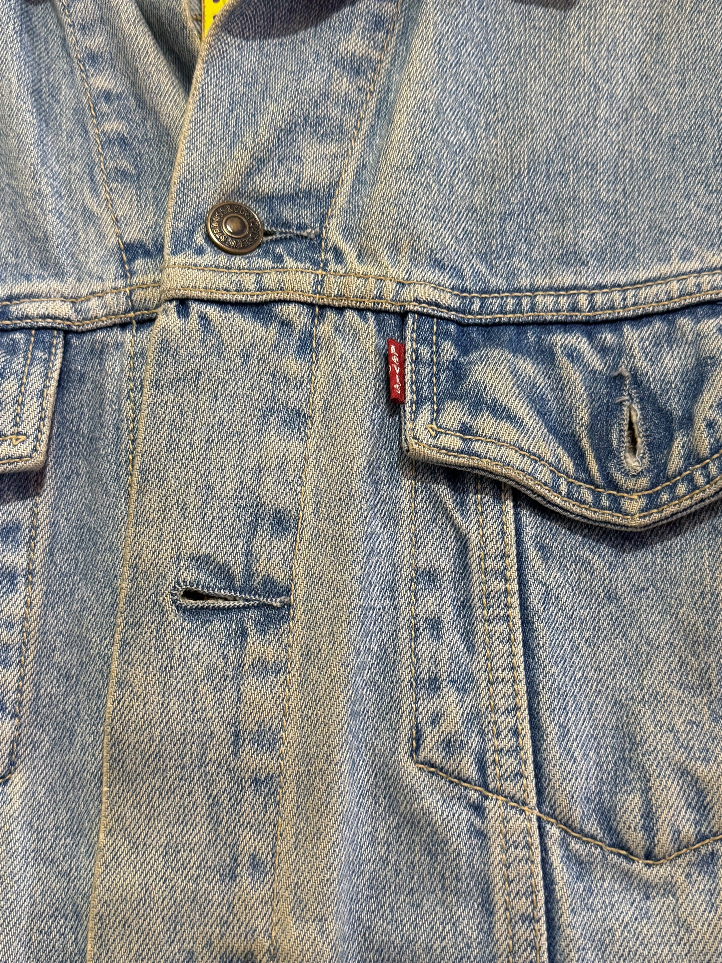 Vintage 90s Levi’s light blue denim jacket. Size medium.