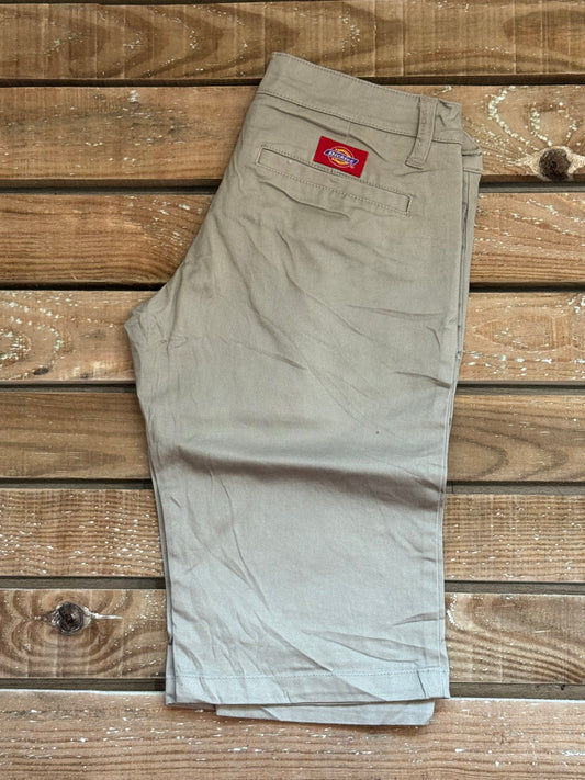 Vintage 90s Dickies beige shorts. Workwear. 31” waist