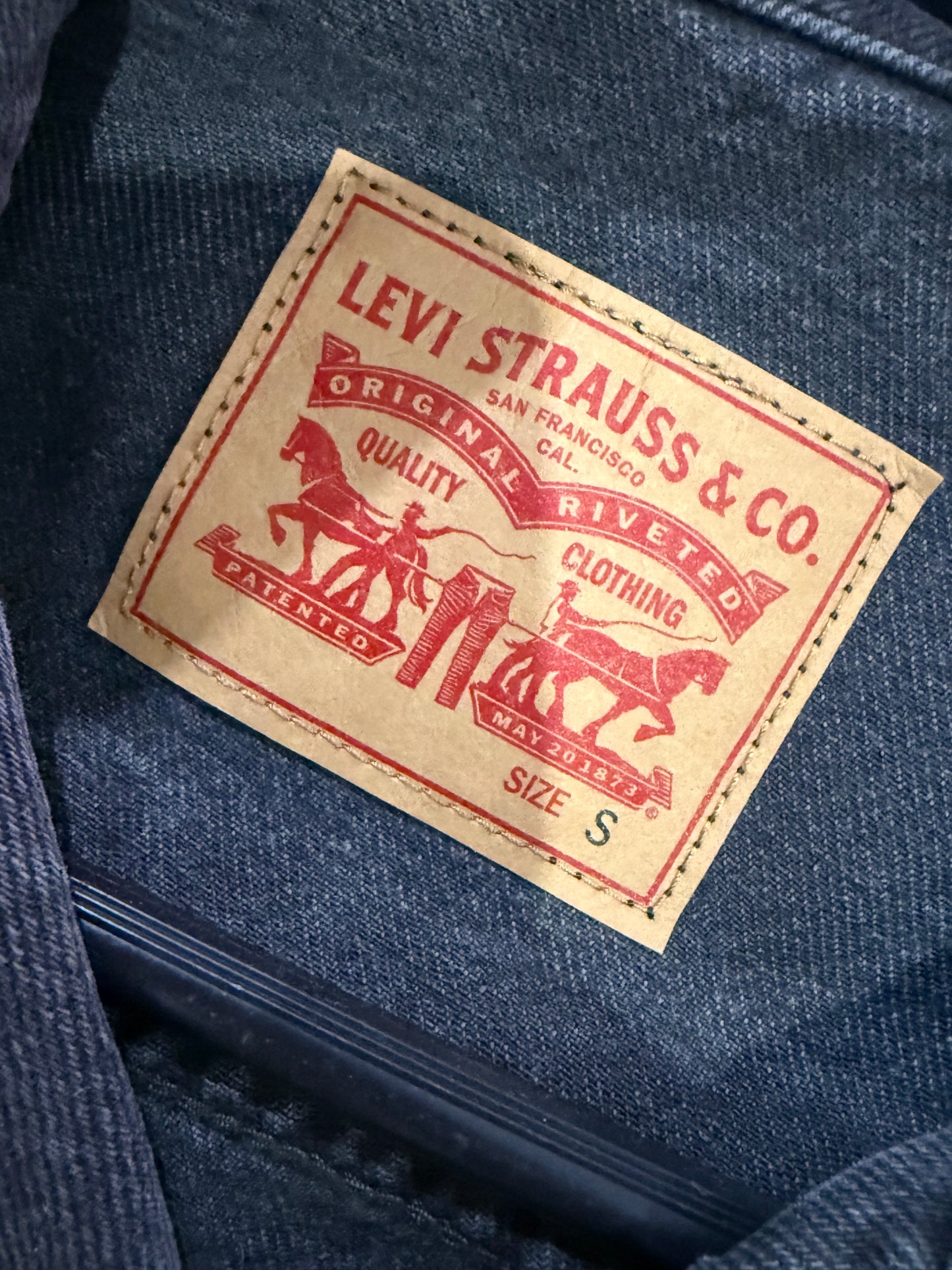 Vintage Y2K Levi’s cropped black denim jacket. Frayed hem. Size Small.
