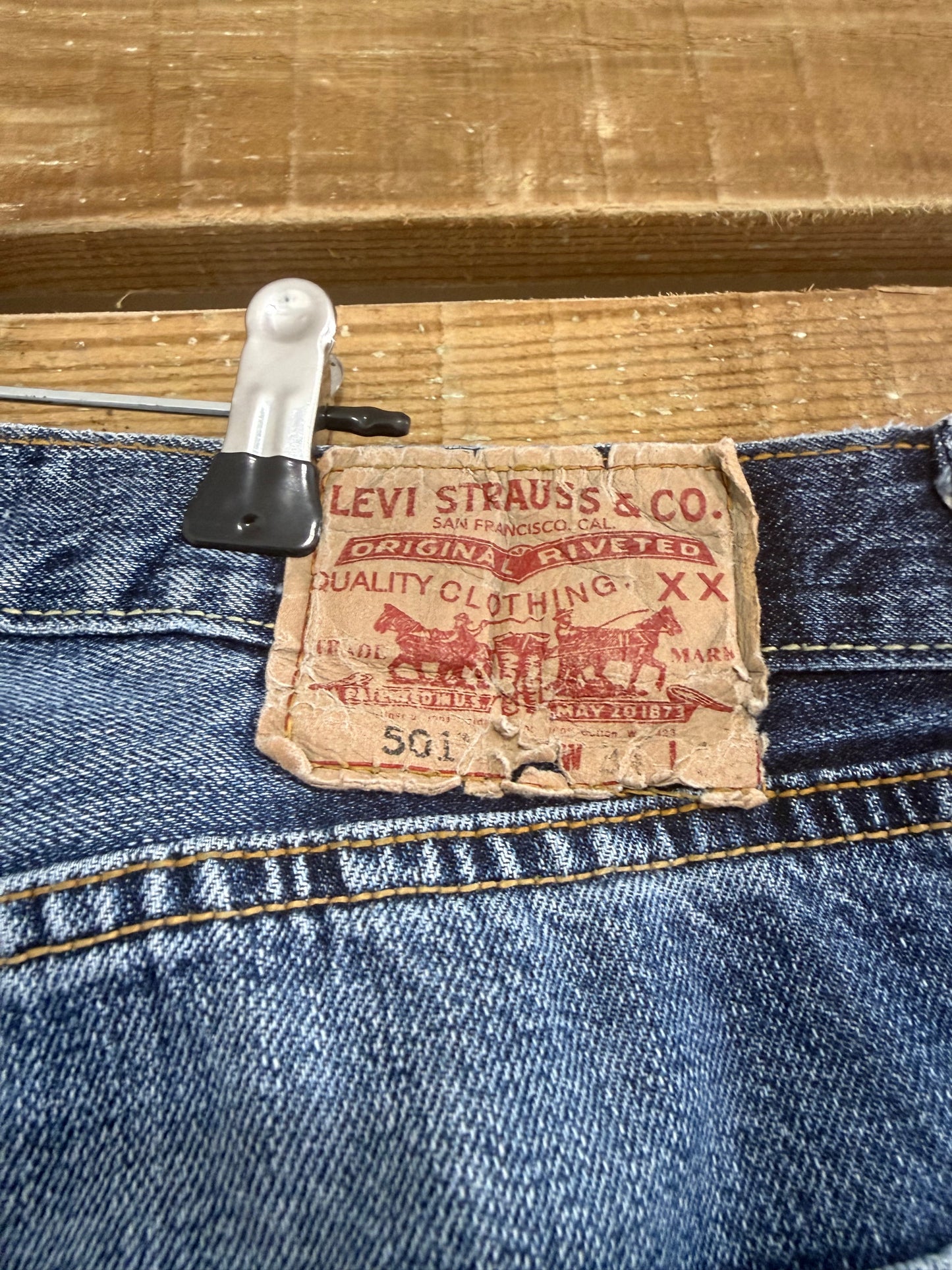 Vintage Y2K Levi’s 501 straight leg Jeans. Blue. Waist 34” leg 31”