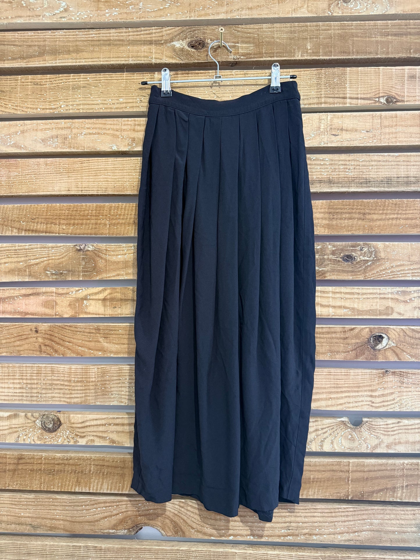 Max Mara pleated midi skirt. Black Waist 25” UK4/6