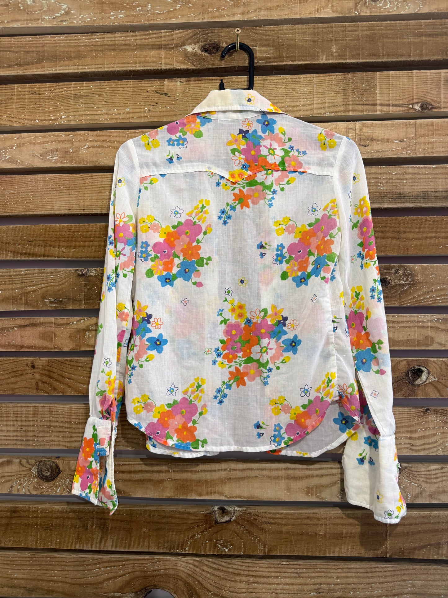 Vintage 70s floral cotton blouse/shirt. 36” bust. Size 10-12.
