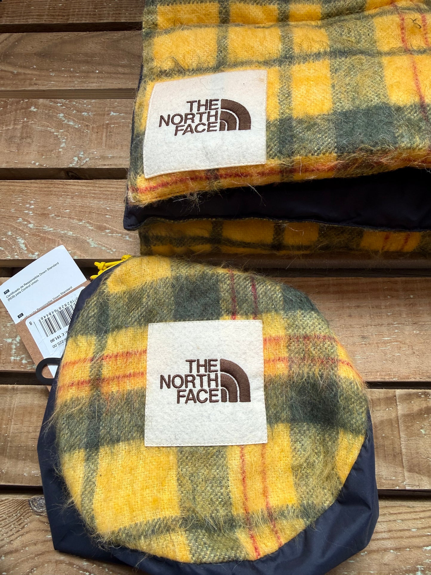 BNWT The North Face padded down scarf with bag. Checked yellow.