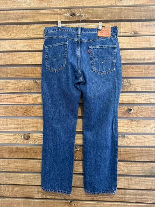 Vintage 90s Levi’s 514 straight leg Jeans. Mid blue. Waist 34” leg 30”