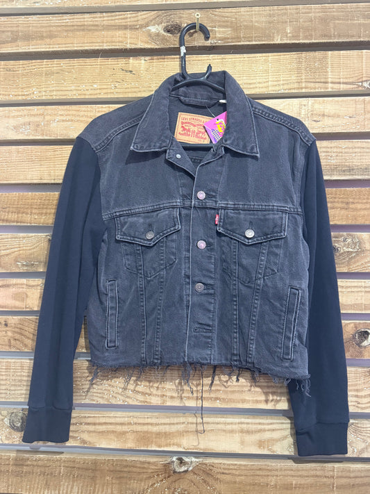 Vintage Y2K Levi’s cropped black denim jacket. Frayed hem. Size Small.