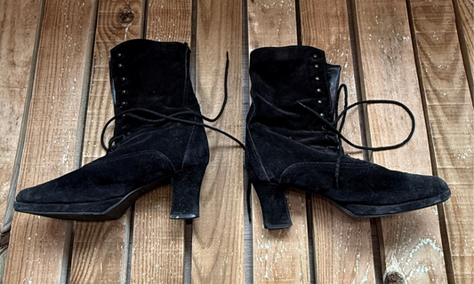 Vintage 80s lace up boots. Goth/ Halloween. Size UK4 EU37