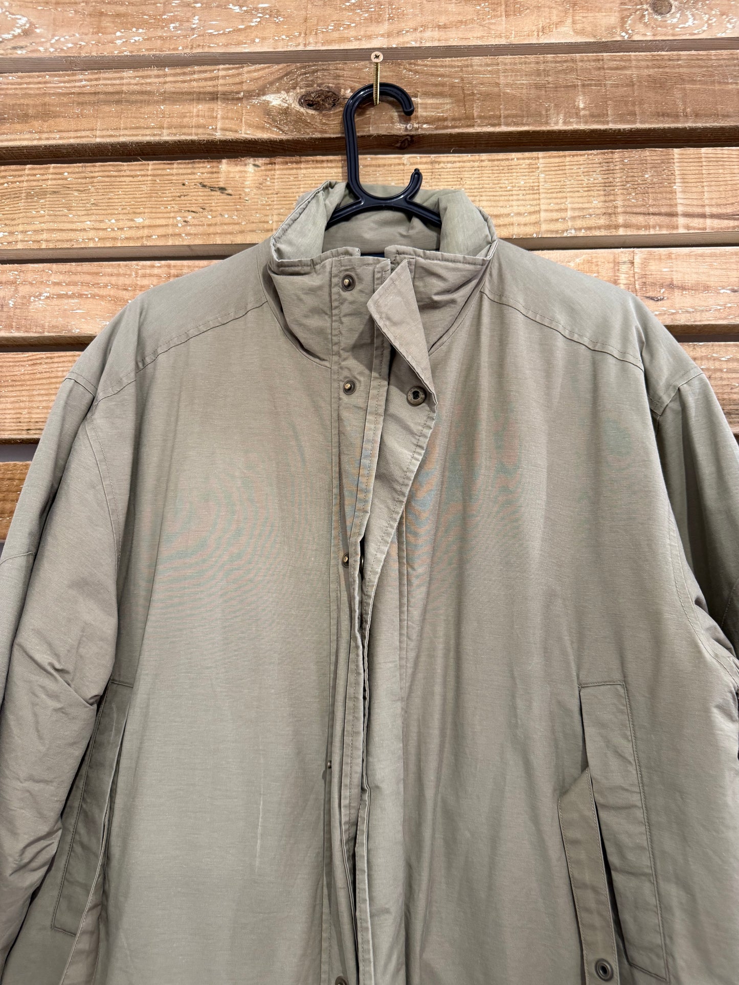 Vintage 90s original Puffa hooded Jacket/ coat. Green. Size Medium. Outdoors.