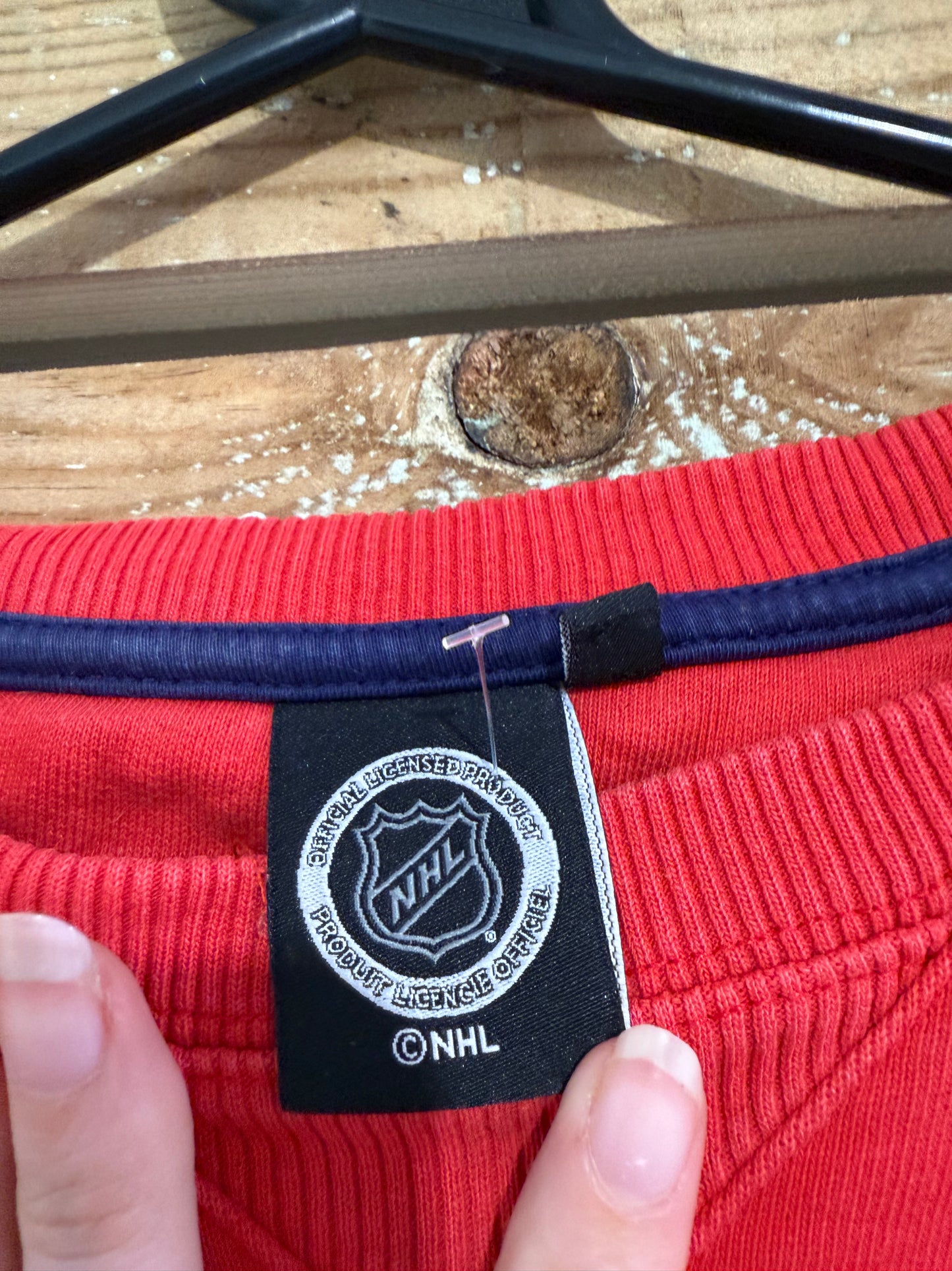 Vintage Y2K NHL Washington Capitals sweatshirt/ sweater. Size Medium.