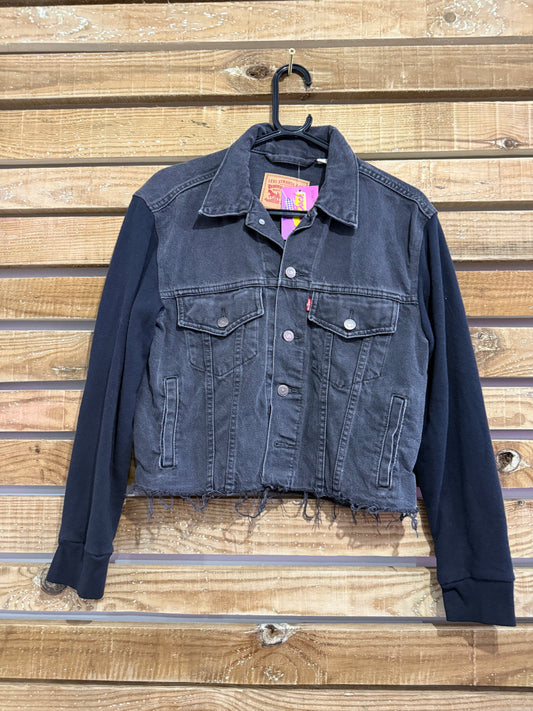 Vintage Y2K Levi’s cropped black denim jacket. Size Small.