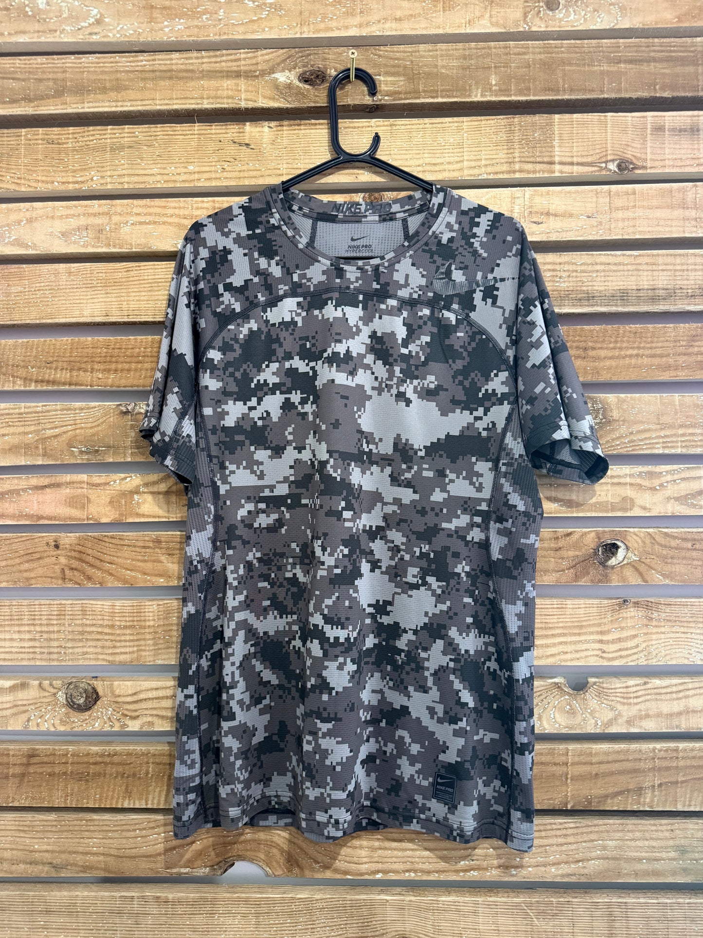 Nike Pro Hypercool Bitmap Camo T-shirt. Gym. Black. Size Large.