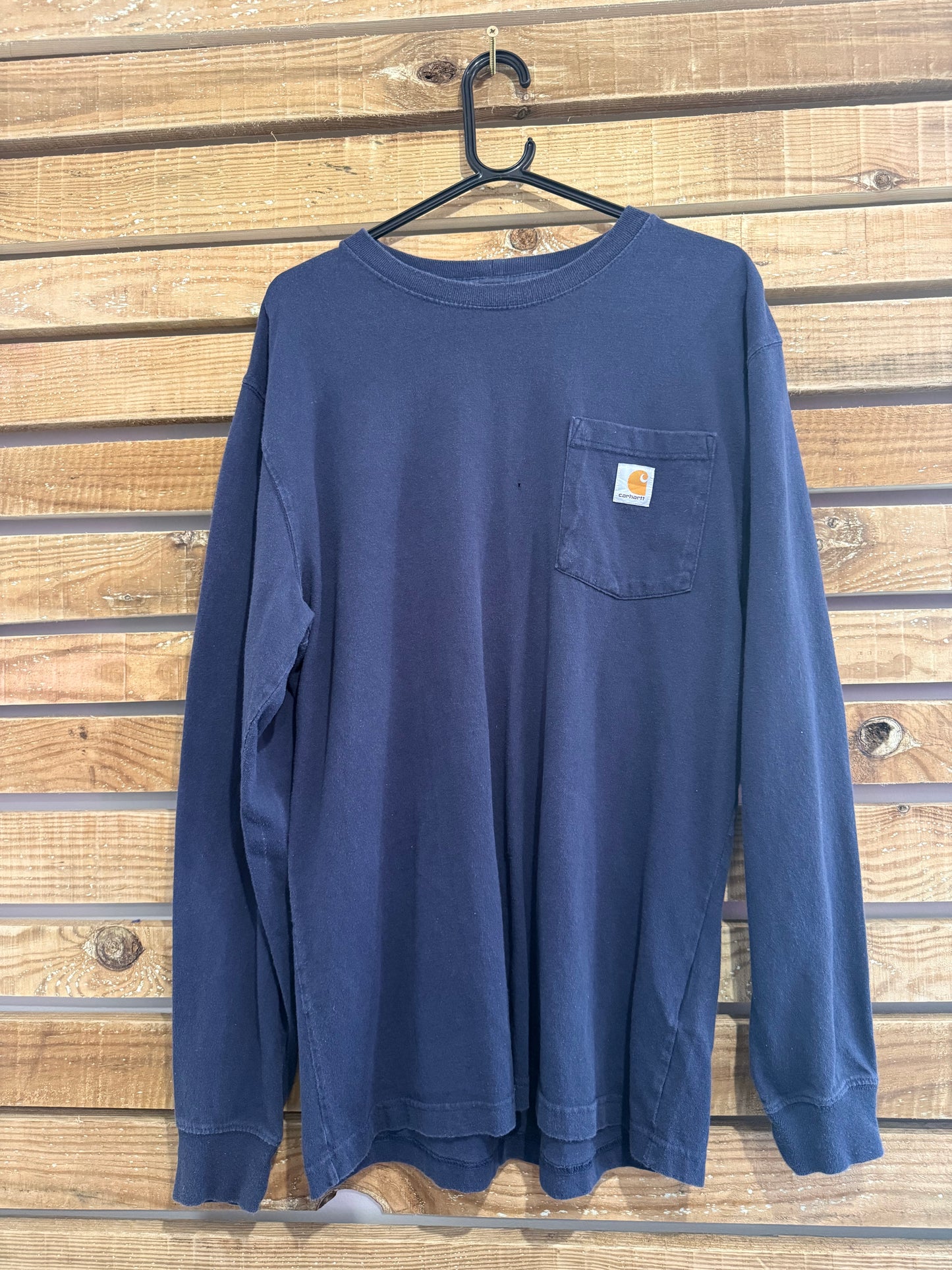 Carhartt long sleeved t-shirt. Spell-out. Navy blue. Workwear/ cowboy/ USA. Size Medium.