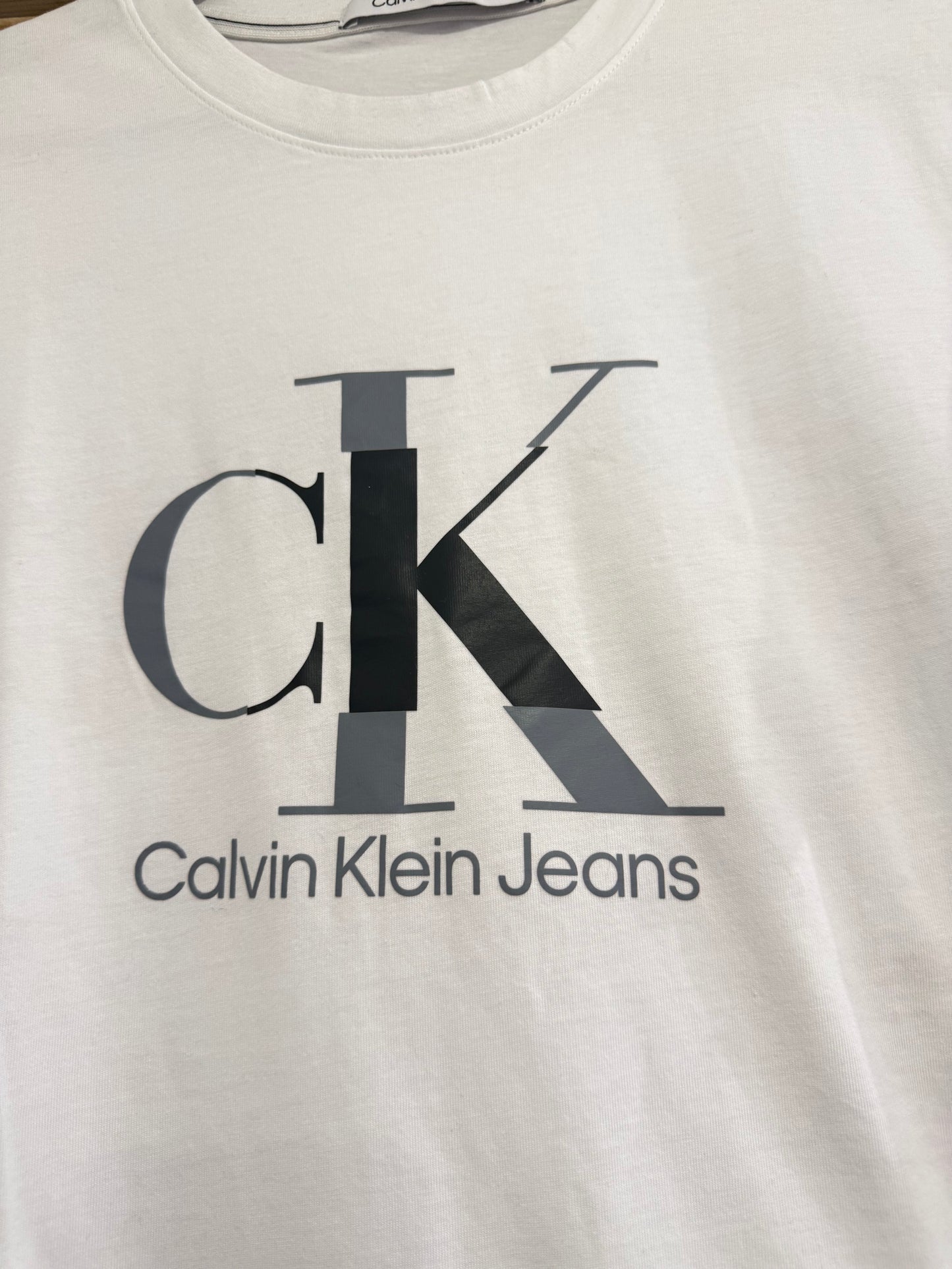 Vintage Y2K Calvin Klein logo T-shirt. White. Size Large.