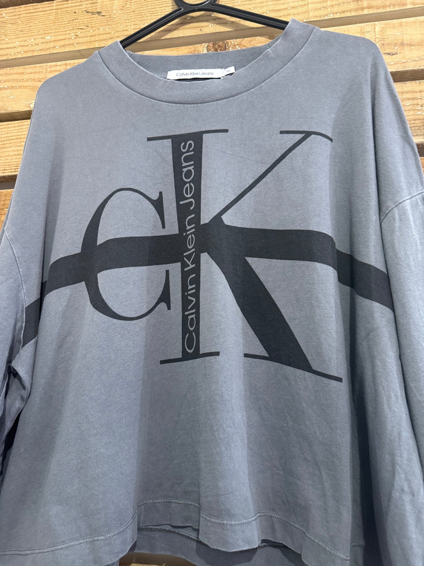 Vintage Y2K Calvin Klein cropped logo T-shirt. Grey. Size XXL.