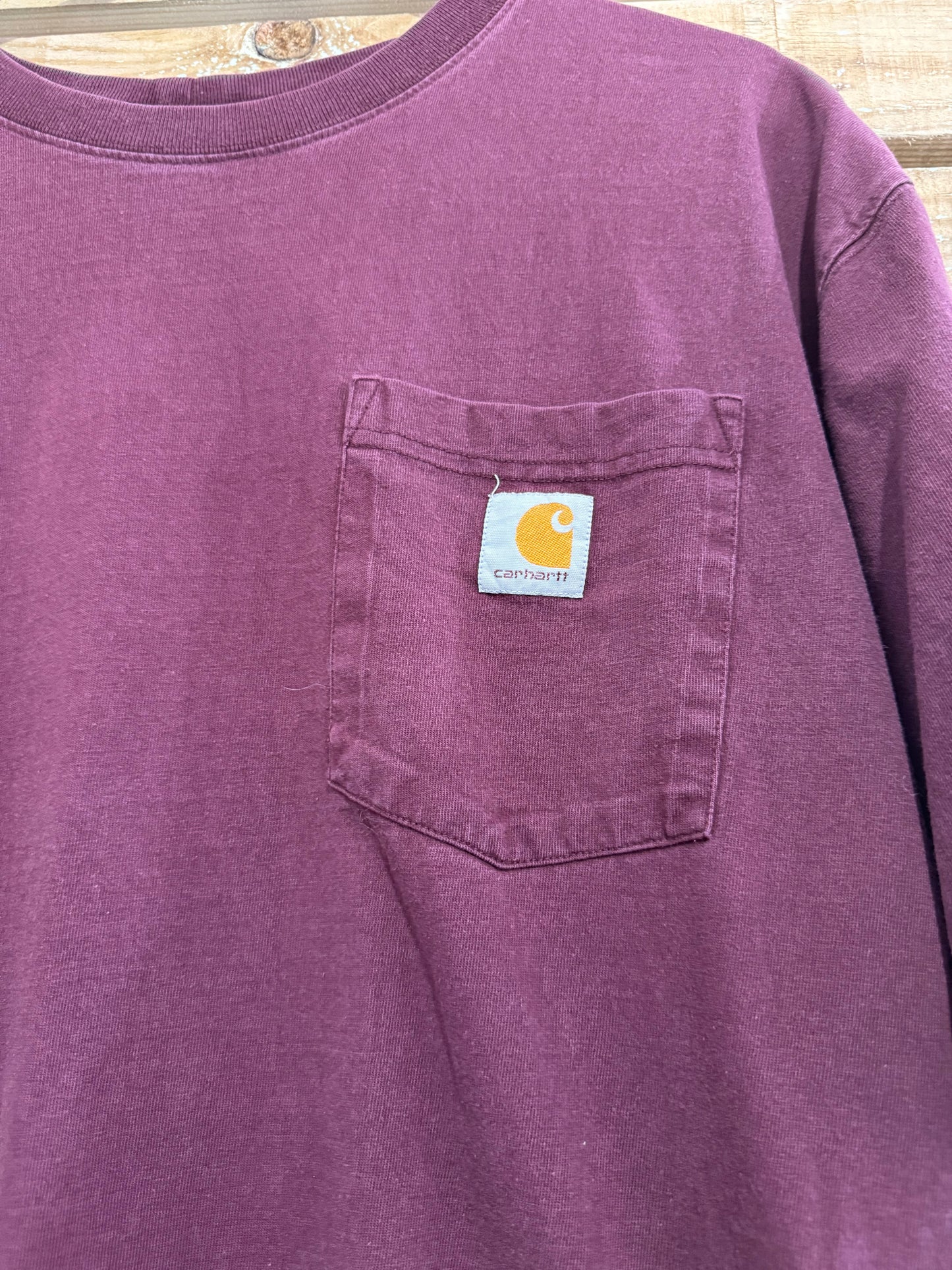 Carhartt logo pocket t-shirt. Burgundy. Workwear/ cowboy/ USA. Size Large.
