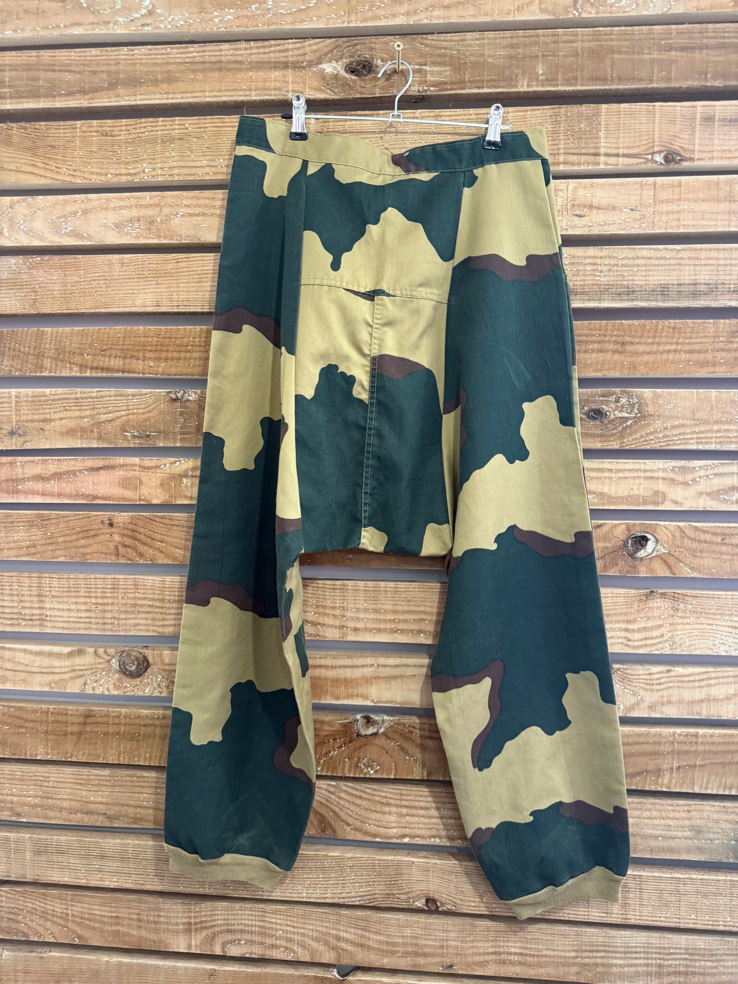 Vintage 90s harem camo/ army print trousers/ pants. Festival/ summer. 31” waist. Medium.