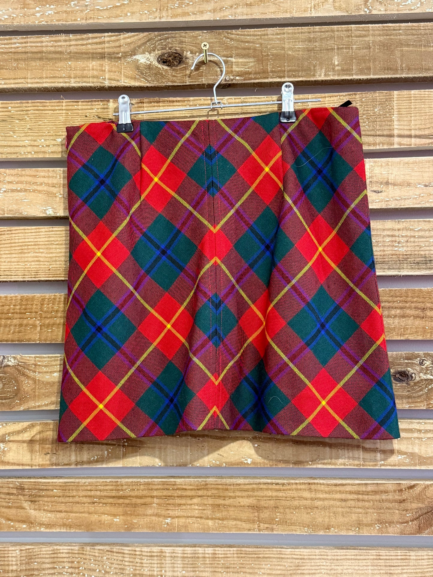 Scotland Shop 100% wool tartan mini skirt. Size 10-12 31” waist