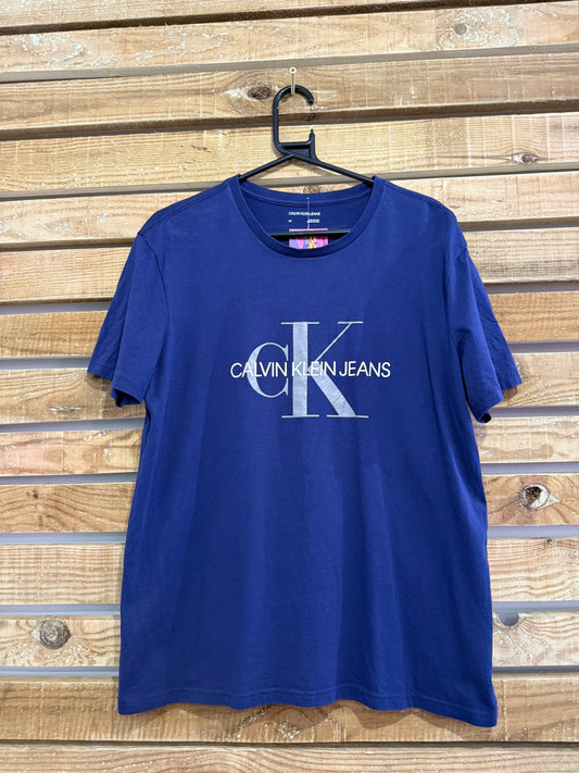 Vintage Y2K Calvin Klein logo T-shirt. Size Large