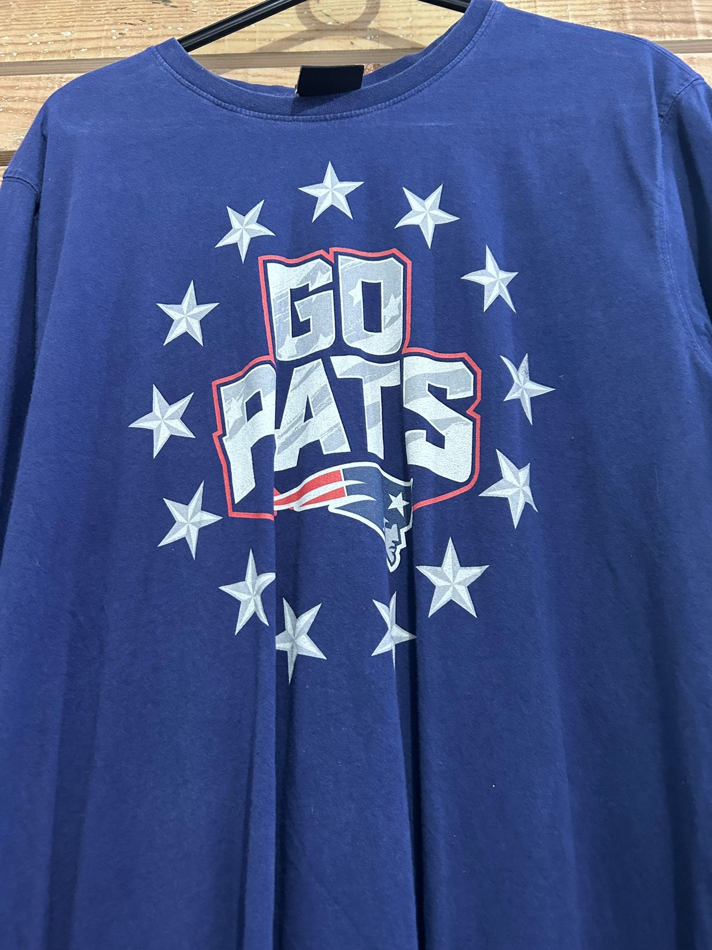 Vintage Y2K Patriots NFL USA American spell-out football t-shirt. Size medium.